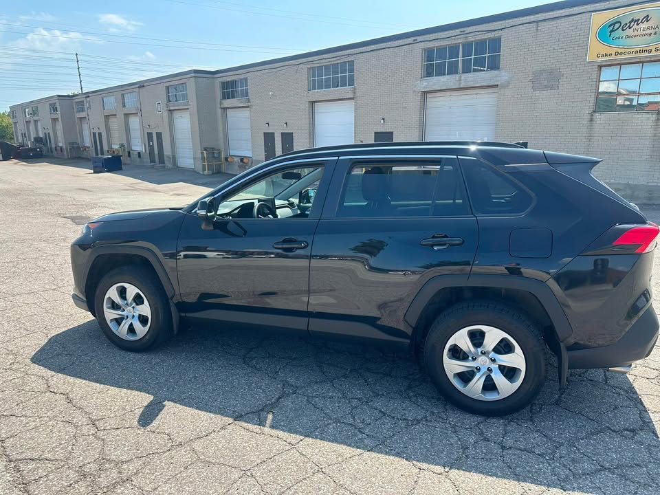 Toyota RAV4 LE 2021 SUV